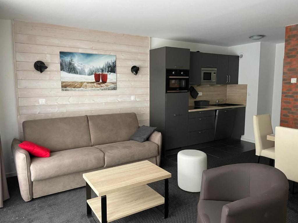 a living room with a couch and a kitchen at Gourette : Appartement 3 pièces 6 pers, balcon, animaux admis - FR-1-860-39 in Gourette