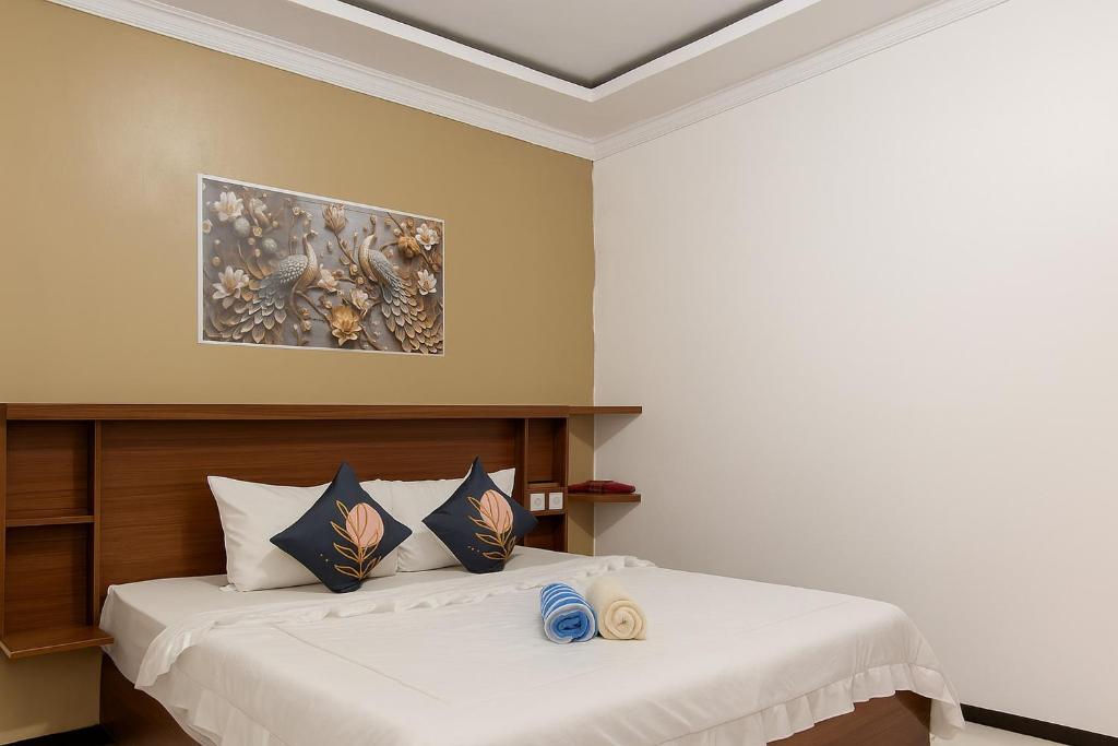 Ένα ή περισσότερα κρεβάτια σε δωμάτιο στο Namirah Syariah Guesthouse Balikpapan Redpartner