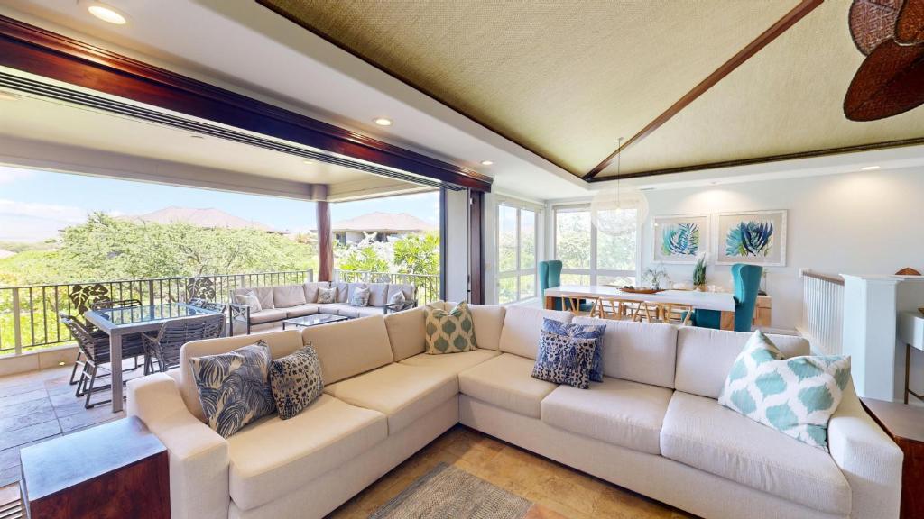 Posezení v ubytování SLICE OF PARADISE Well-Appointed 4BR KaMilo Home with Private Beach Club