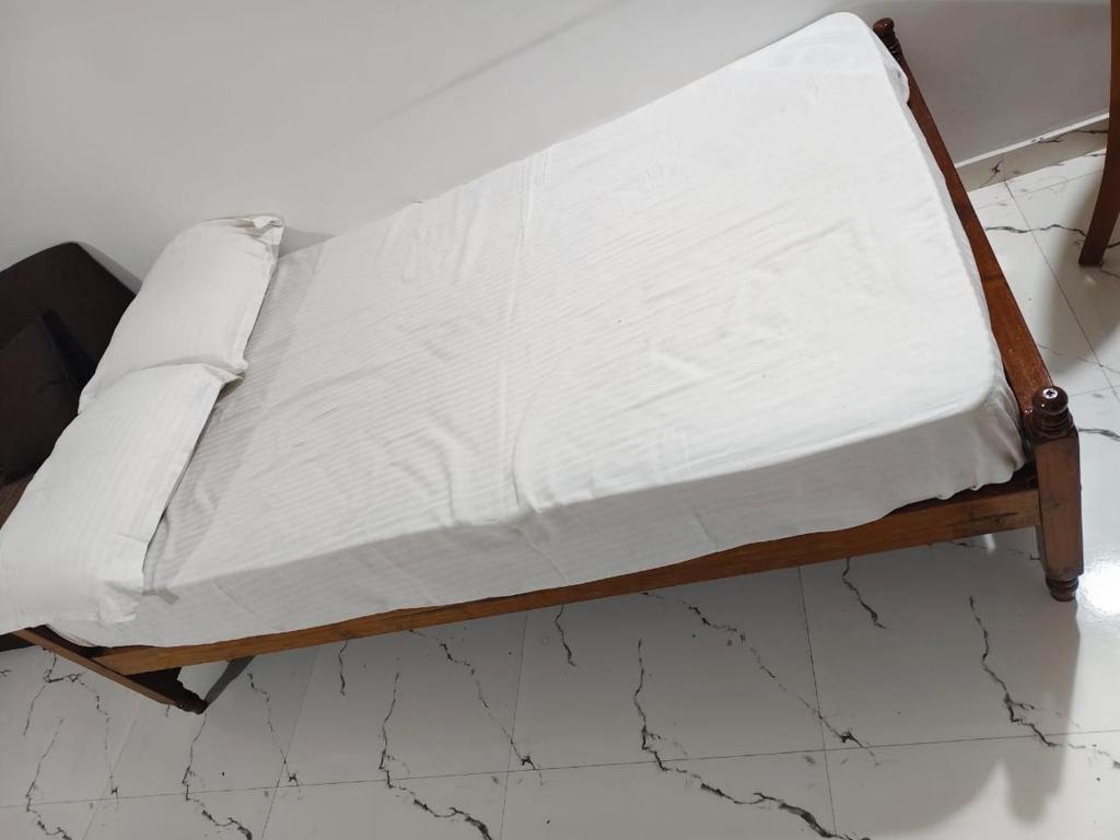 Una cama o camas en una habitación de Darshanam Inn