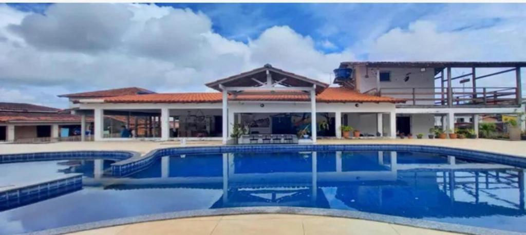 ein Swimmingpool vor einem Haus in der Unterkunft Casa Sun and Sea in Salinópolis