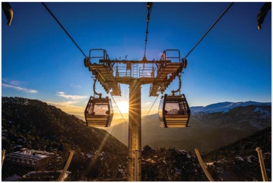 um teleférico com o sol no céu em Skyview by Empyrean em Patnitop