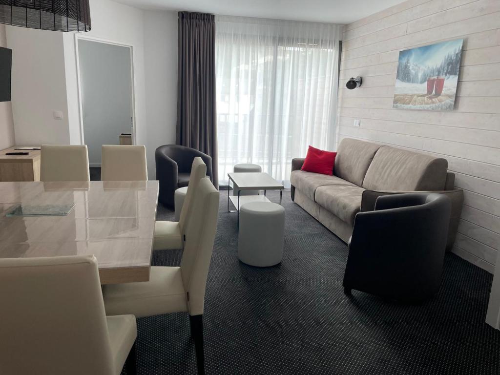 a living room with a couch and a table at Appartement spacieux 8 pers, vue pistes, animaux admis, Gourette - FR-1-860-57 in Gourette