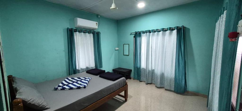 Postel nebo postele na pokoji v ubytování Aabhai Beach Resort