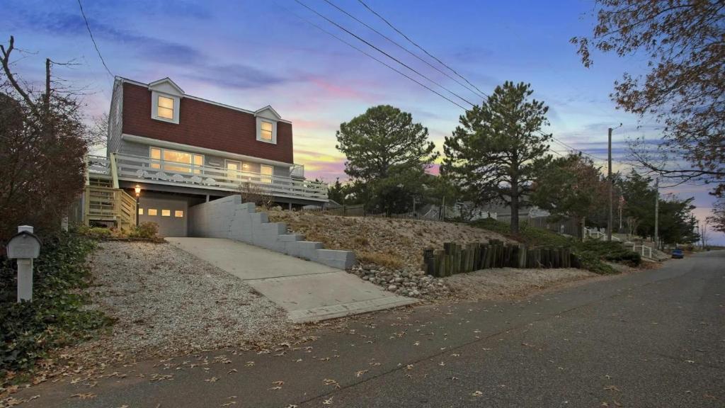 een huis aan de kant van een straat bij Bay Beach Bungalow in Town Bank