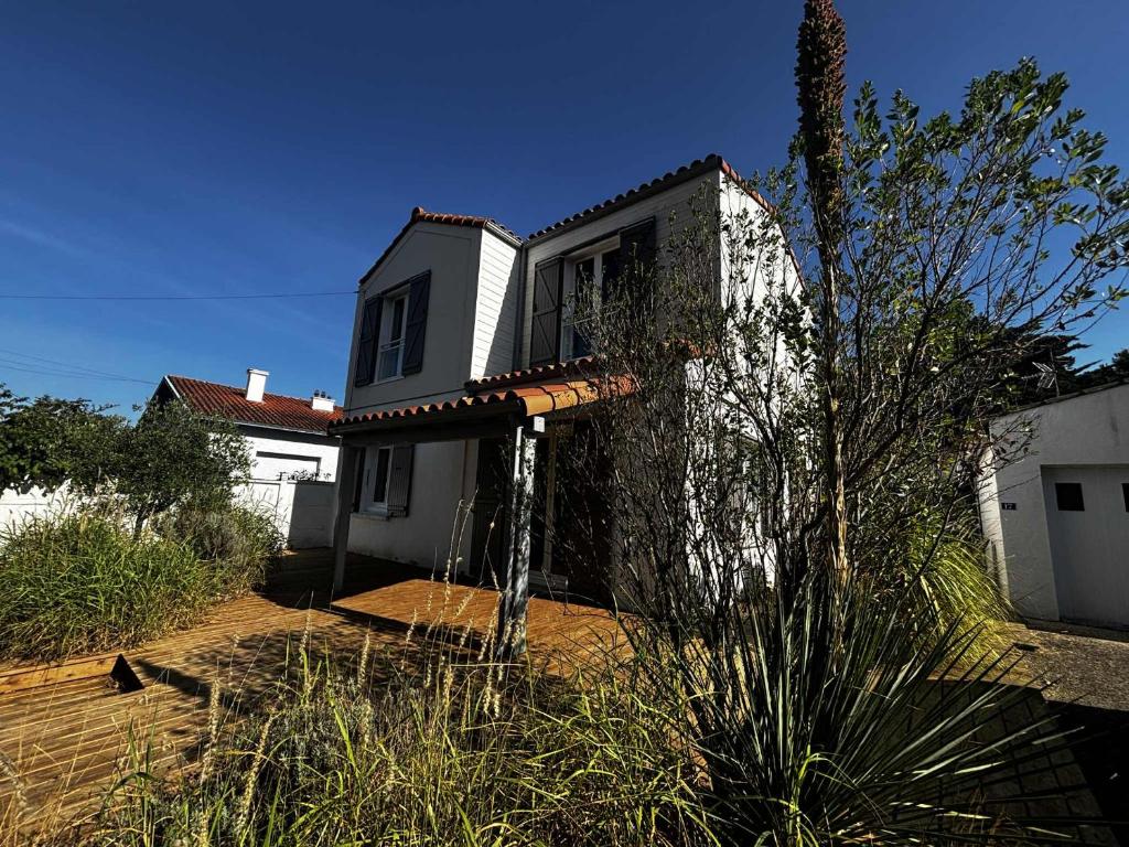 Το κτήριο όπου στεγάζεται  η παραθεριστική κατοικία