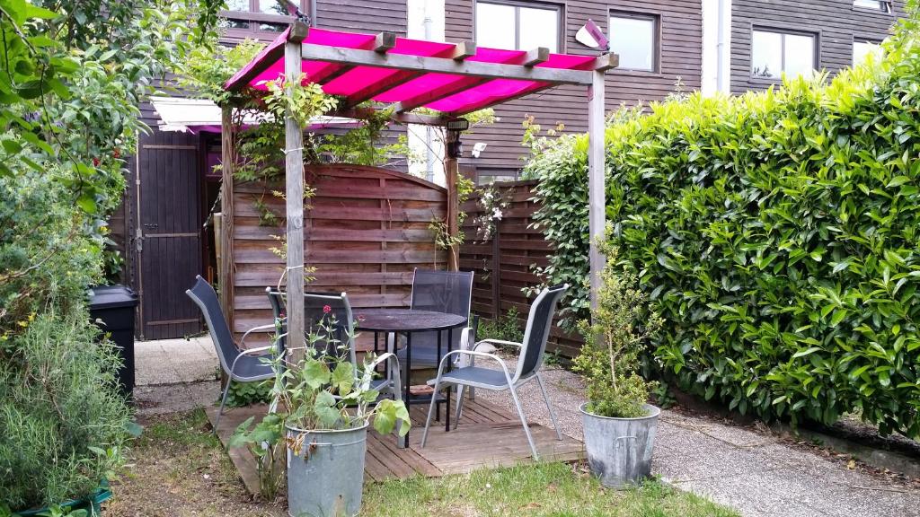 Duplex14h 1er étage jardinet 1 parking ou studio14B rdc terrasse sans parking - Квартира с одной спальней