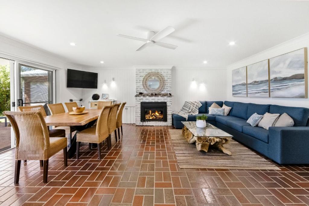 Et tv og/eller underholdning på Cedasands - Pet Friendly - 4 Mins Walk to Beach