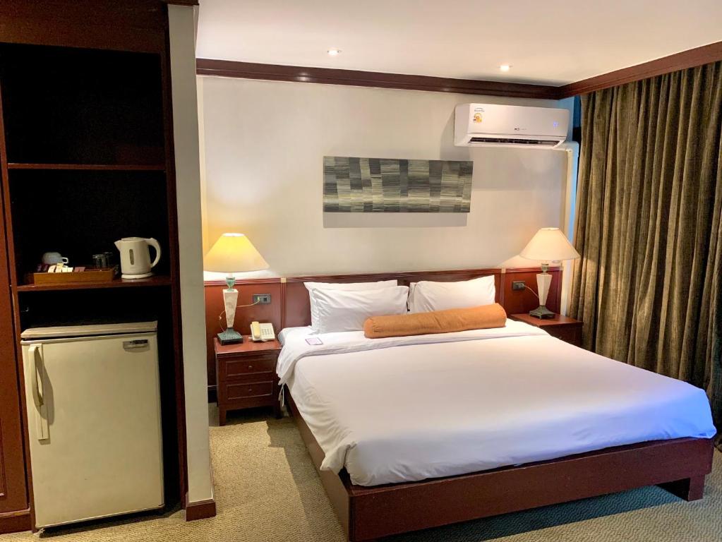 
Standard Corner Room City View
