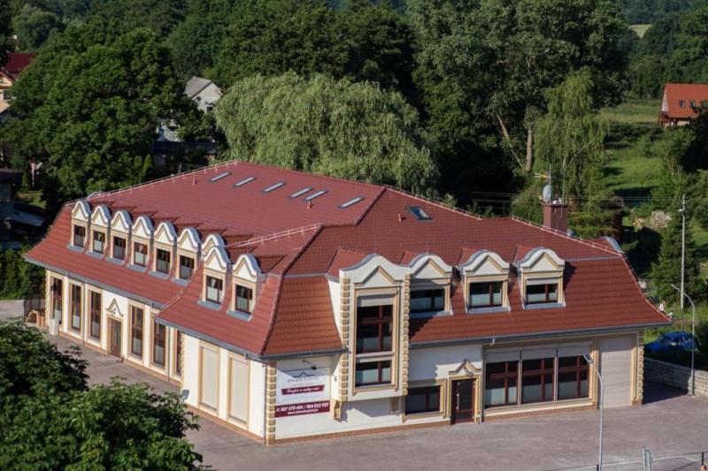 a large building with a red roof at Dworek w Płoni in Szczecin-Płonia