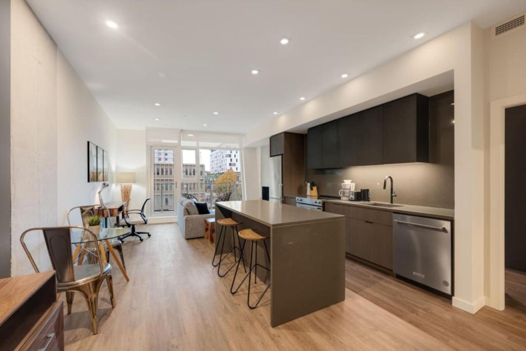 una cucina e un soggiorno con tavolo e sedie di Corporate Stays The Wedge Studio a Victoria