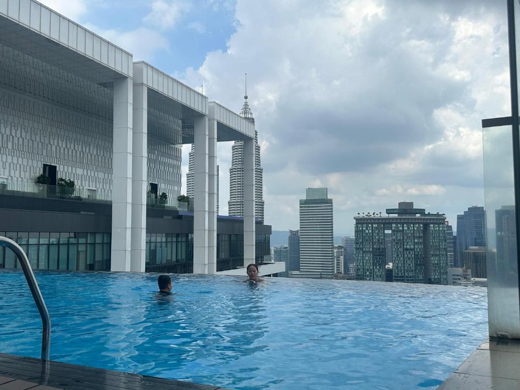 Bazén v ubytování Platinum Suite KLCC By Infinity Pool nebo v jeho okolí