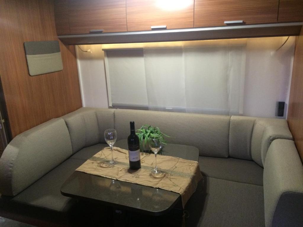 Ein Sitzbereich in der Unterkunft Caravan In the Desert