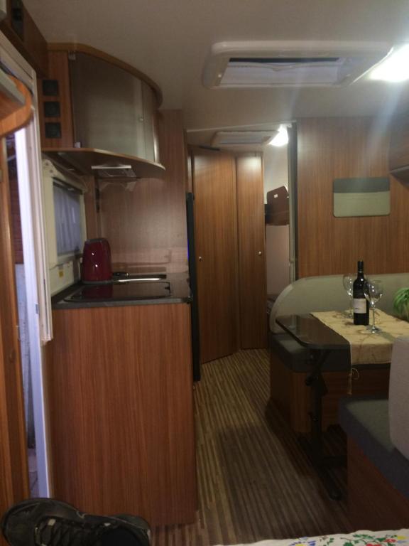 Küche&#47;Küchenzeile in der Unterkunft Caravan In the Desert