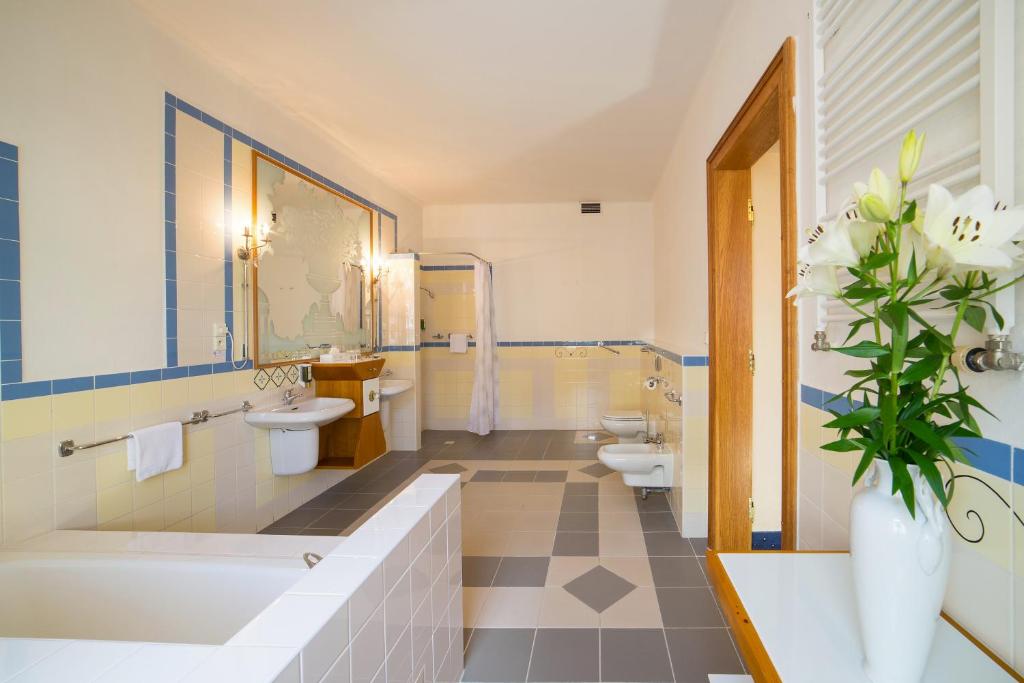 Koupelna v ubytování Hotel Three Lilies inkl Aquaforum