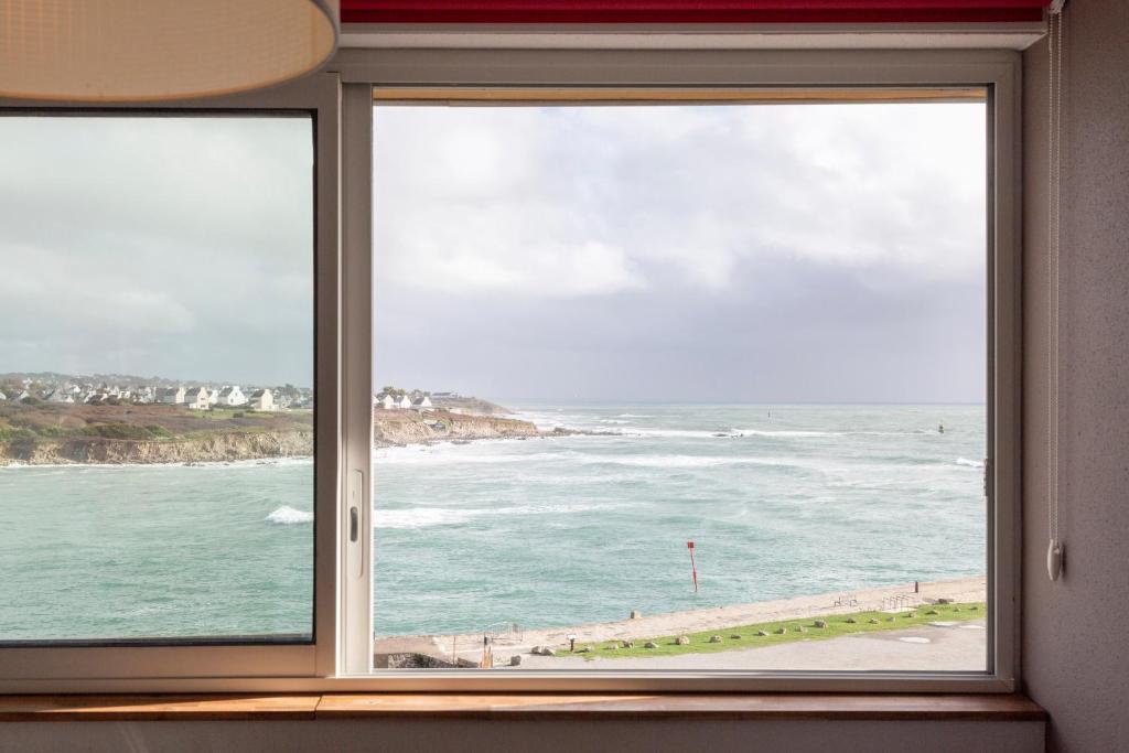 a window with a view of the ocean at Appartement duplex vue mer in Audierne