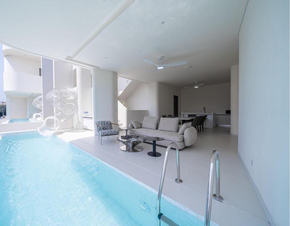 ein Haus mit einem Pool und einem Wohnzimmer in der Unterkunft HappyHouse in Pattaya South