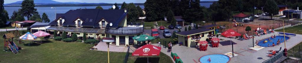 uma vista aérea de um grande parque de diversões com um parque infantil em Penzión Kotva Prístav em Námestovo