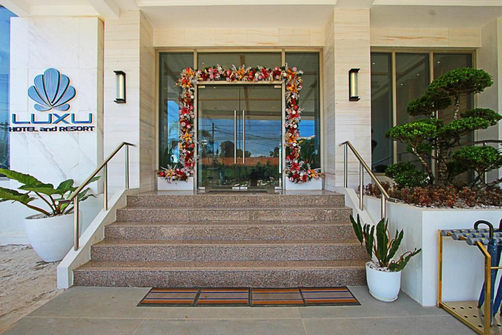 Η πρόσοψη ή η είσοδος του Luxu Hotel and Resort