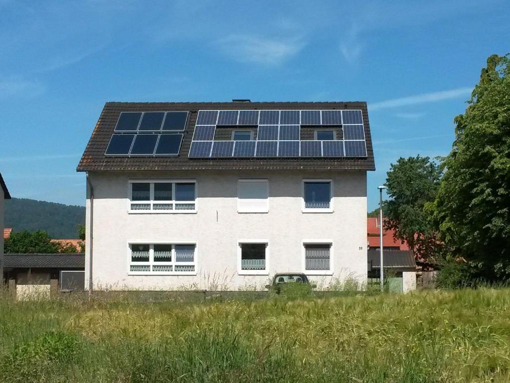 ハノーファーシュ・ミュンデンにあるFerienwohnung Wesertraumの屋根に太陽光パネルを敷いた家