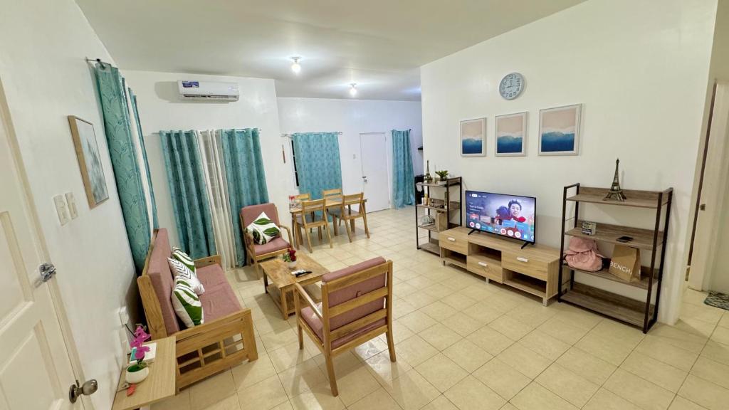 DauisにあるRoyal Palm 3のリビングルーム(テレビ、ソファ、椅子付)