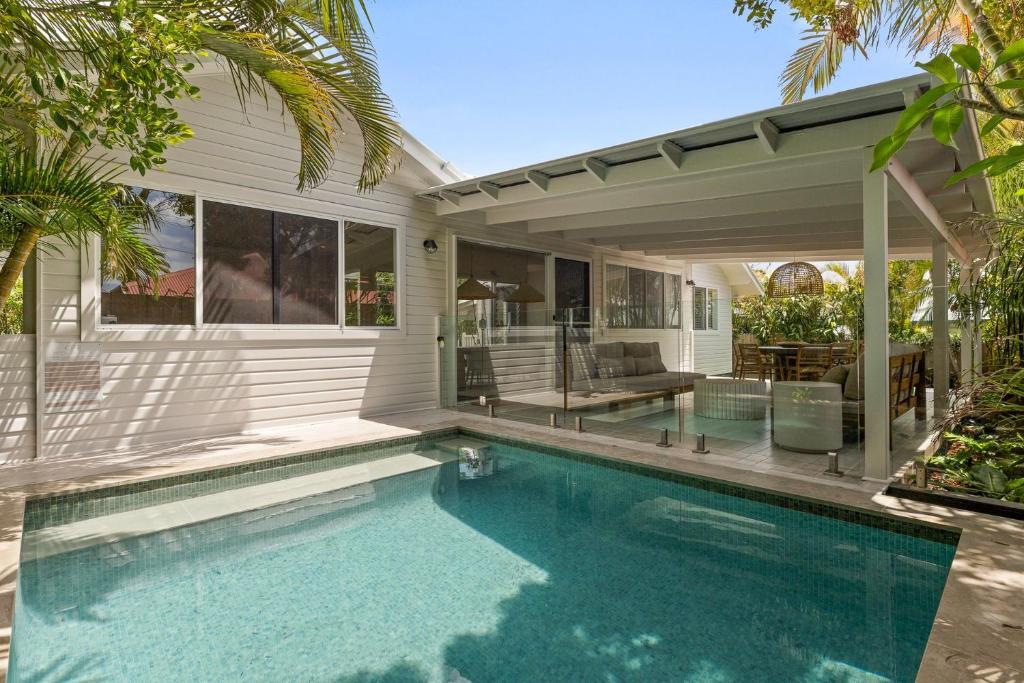 Swimmingpoolen hos eller tæt på Calma on Carlyle Lane