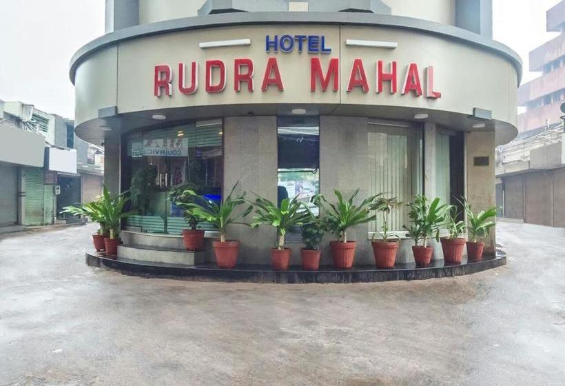 アーメダバードにあるHotel Rudra Mahalの鉢植えのホテル