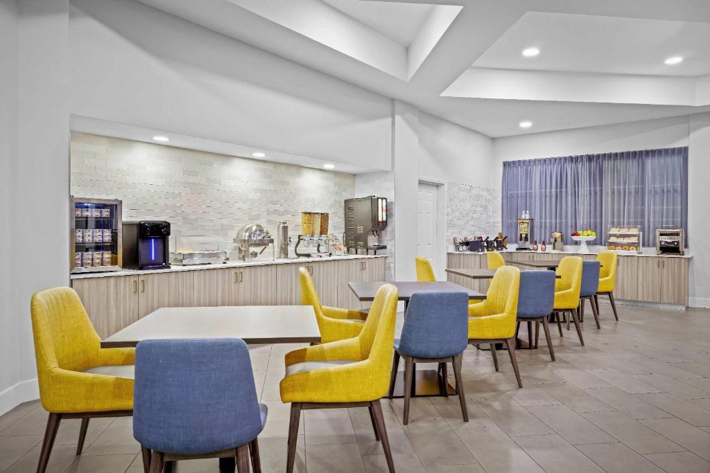 La Quinta by Wyndham Miami Airport West photo