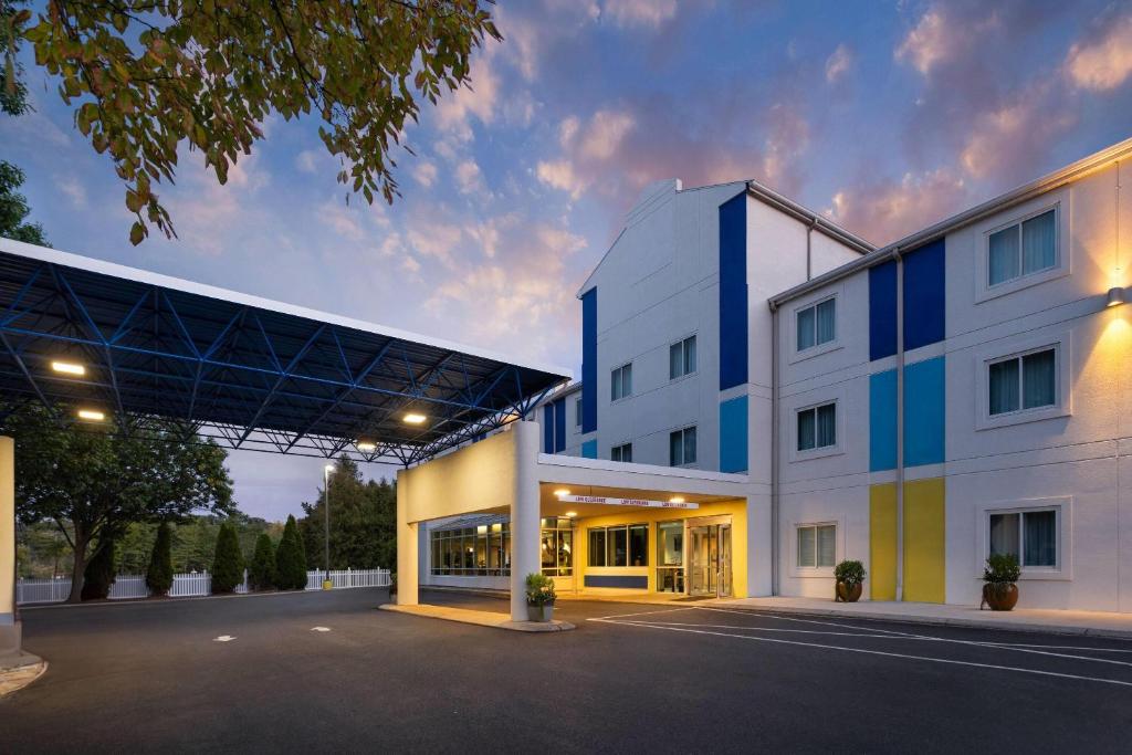Days Inn by Wyndham Penn State photo