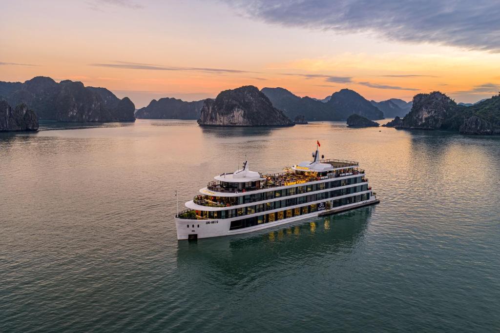 下龙湾Halong L'amour Cruise的日落时分在下龙湾的游轮