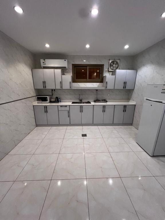 Kuchyň nebo kuchyňský kout v ubytování شقة بغرفتين نوم وصالة بدخول ذكي