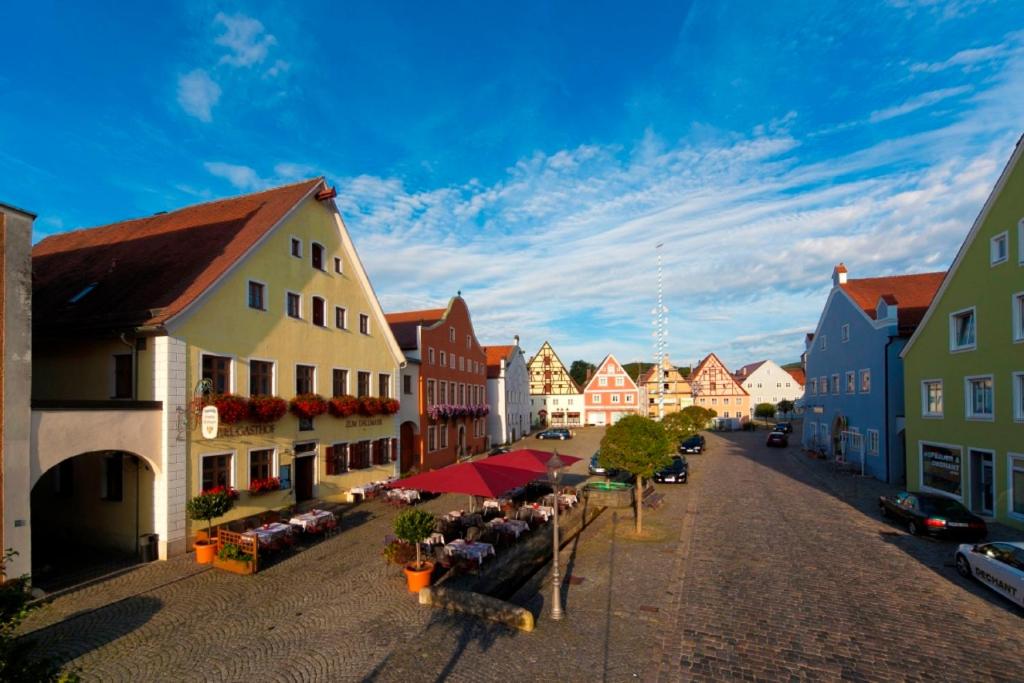 uma rua numa cidade com edifícios coloridos em Zum Dallmayr Hotel Garni em Berching