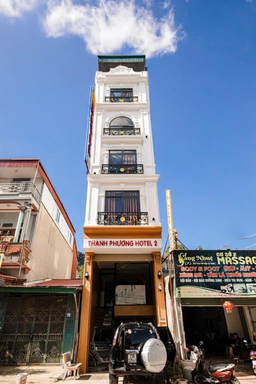a building with a car parked in front of it at Thanh Phương Hotel 2 Hà Giang in Mèo Vạc