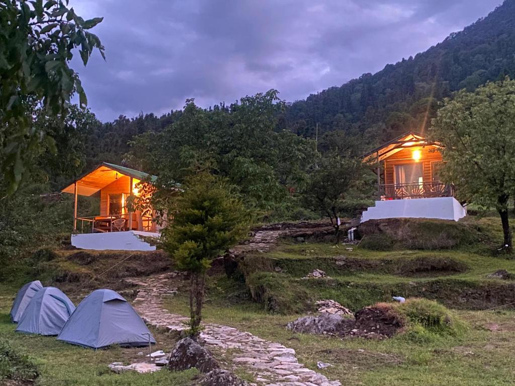 ein paar Zelte vor einem Haus in der Unterkunft The Goat Village in Bhatwāri