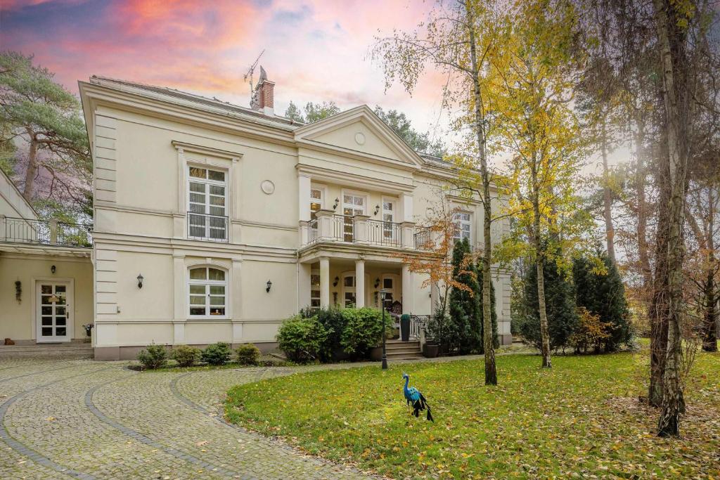 Κήπος έξω από το Luxury Villa with Home Cinema and Sauna & Jacuzzi by Renters Prestige