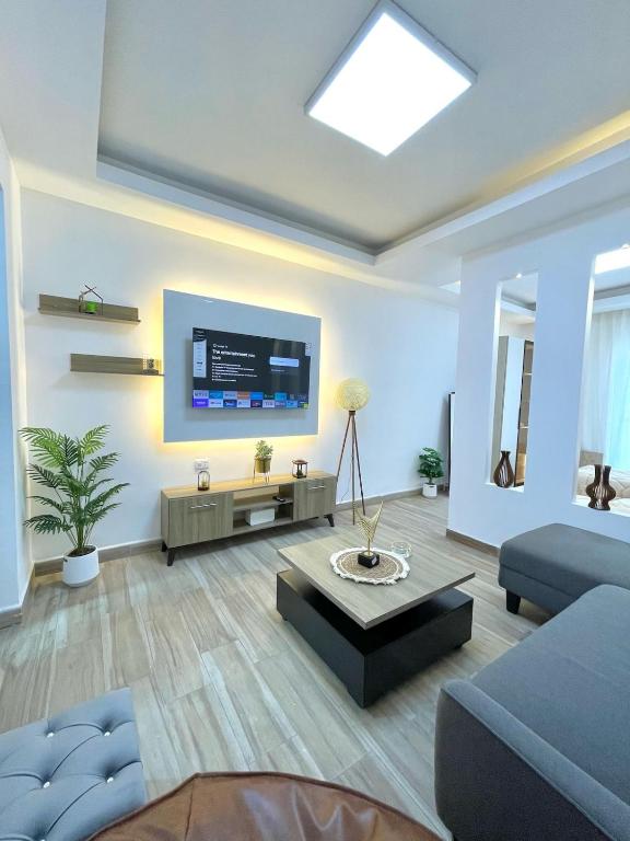 een woonkamer met een tv aan de muur bij studio with balcony in Amman