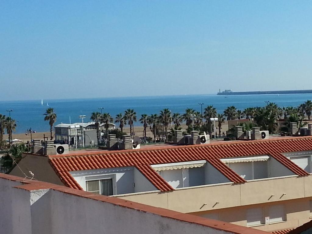 バレンシアにあるAPARTMENTSUITESPAIN ATIC PANORAMIC Beachの屋根から海岸の景色を望む