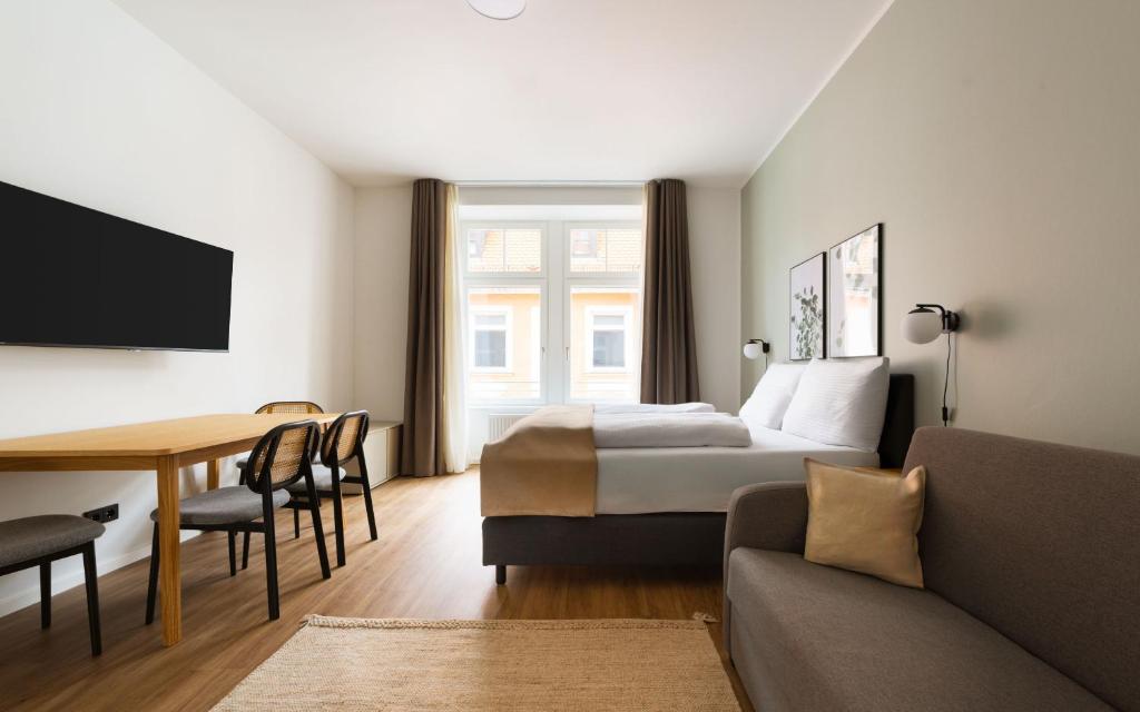 een hotelkamer met een bed en een tafel bij Limehome Ravensburg Marienplatz in Ravensburg