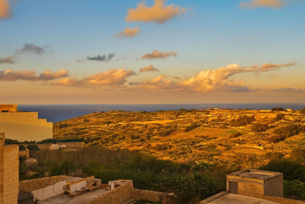 Una vista del océano desde una casa en Spacious Modern 3BR Oasis Villa with Private Pool, en Nadur