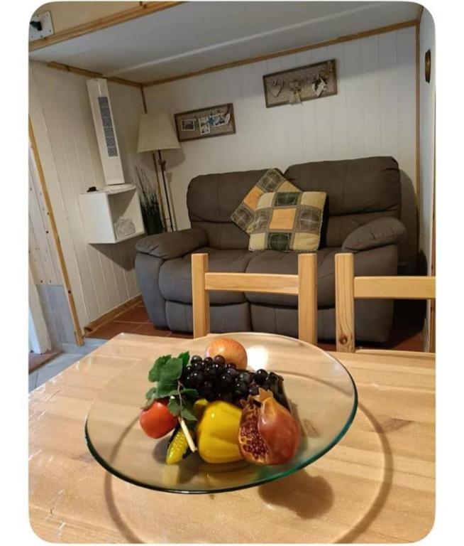 a plate of fruit on a table in a living room at Lo Chalet di Loredana in Pisa