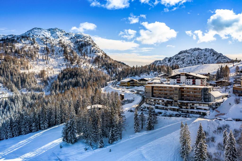 una vista aerea di un resort sulla neve di Falkensteiner Family Hotel Sonnenalpe a Sonnenalpe Nassfeld