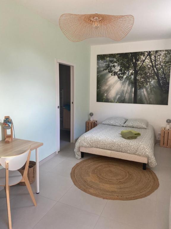 a bedroom with a bed and a painting on the wall at Gite 8-10 pers, 4 chambres, billard, jardin in La Bouexière