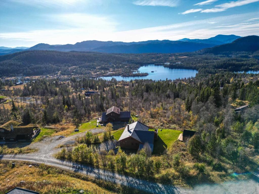 een luchtzicht op een huis op een heuvel met een meer bij Springaren - cabin close to Gaustatoppen in Tuddal