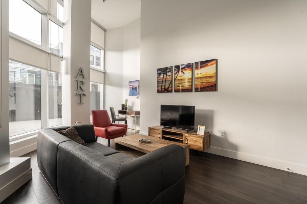 ein Wohnzimmer mit Sofa und Fernseher in der Unterkunft Corporate Stays Jade 2 Bedrooms in Halifax