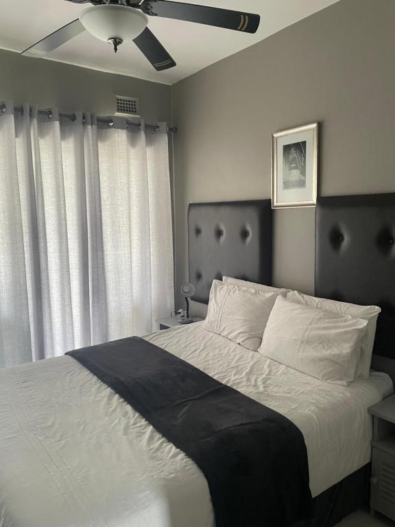 Giường trong phòng chung tại Beachfront apartment in Ballito! Casablanca