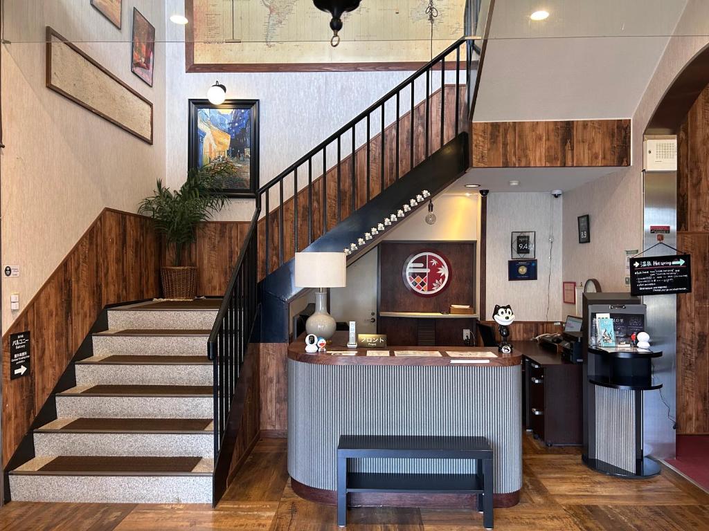 un escalier menant à un hall avec un bar dans l'établissement Yufuin Tabinokura, à Yufu
