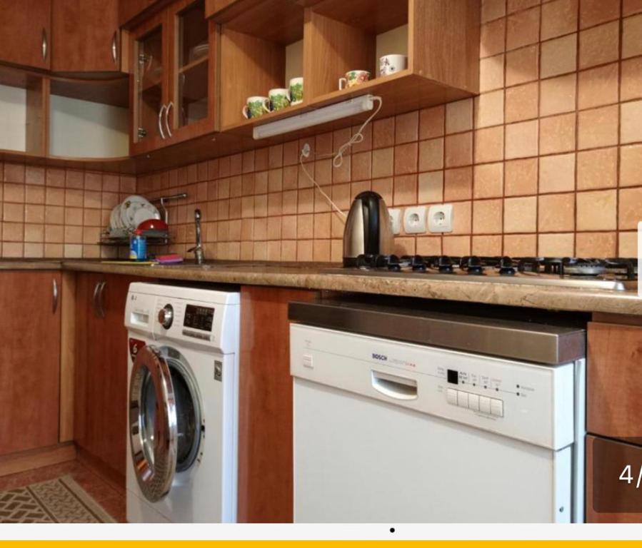 Η κουζίνα ή μικρή κουζίνα στο Трьохкімнатна квартира неподалік центру