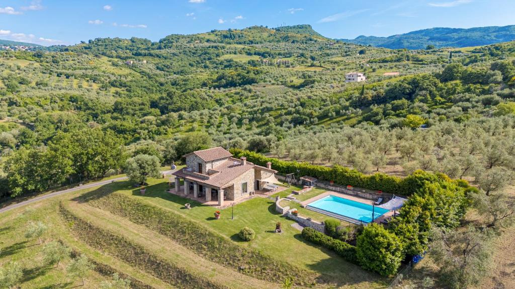 un domaine dans les collines avec une piscine dans l'établissement LE MACINE 6, Emma Villas, à Castel del Piano