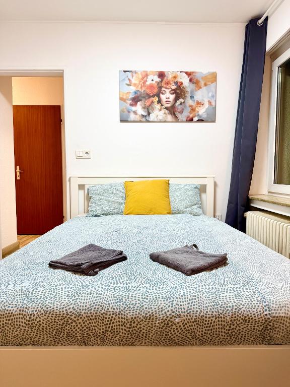 Un dormitorio con una cama con dos toallas encima. en Napoléon 1er City Studio, en Luxemburgo
