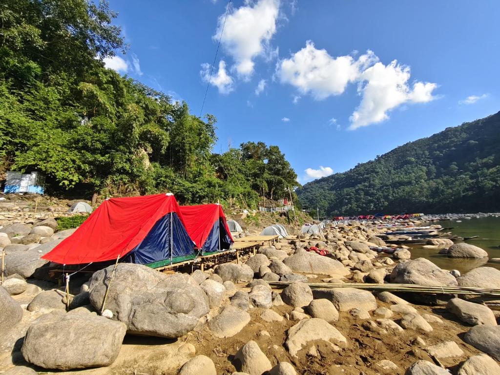 een groep tenten op een rotsachtig strand bij Shawn camps shnongpdeng in Shillong